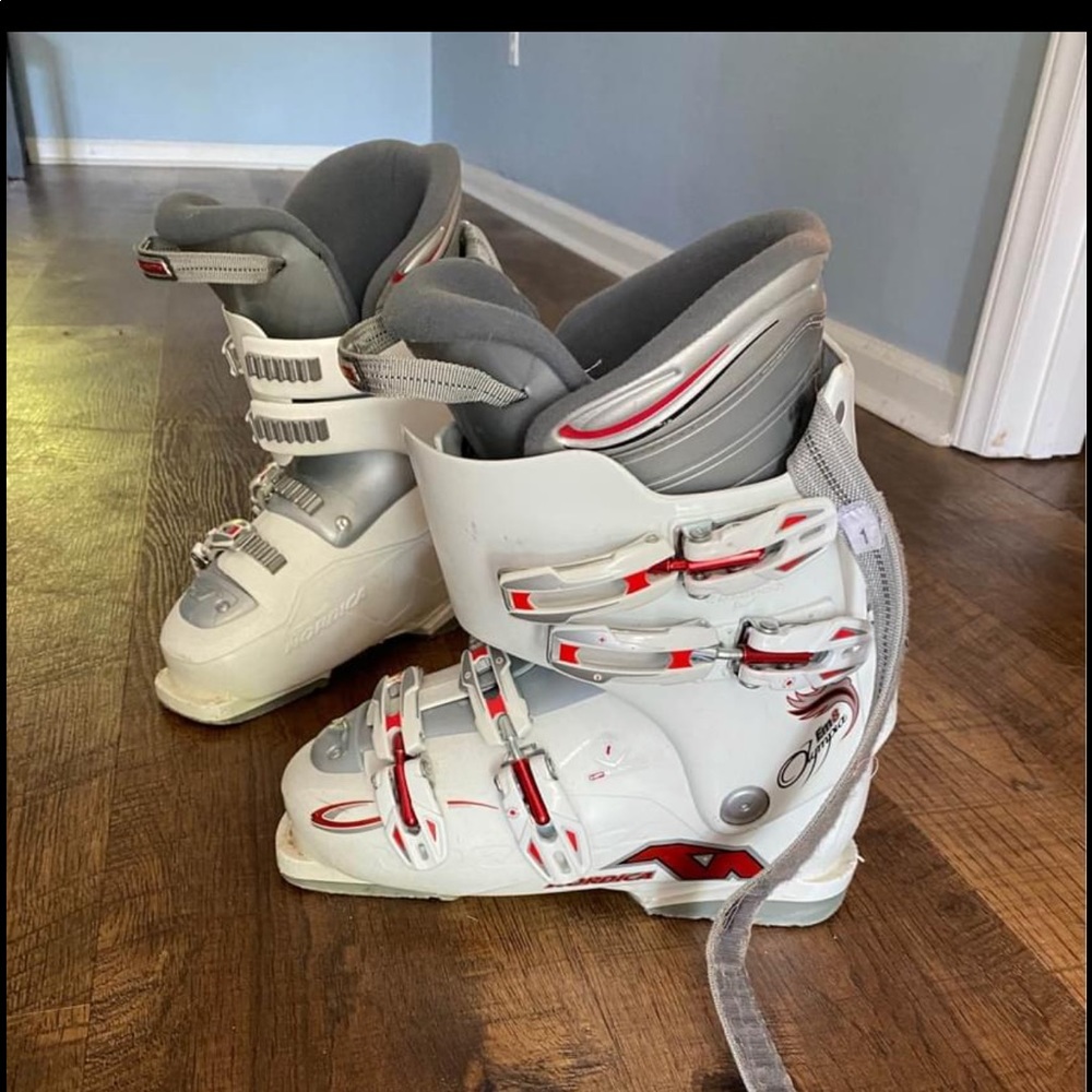 Women’s white ski boot